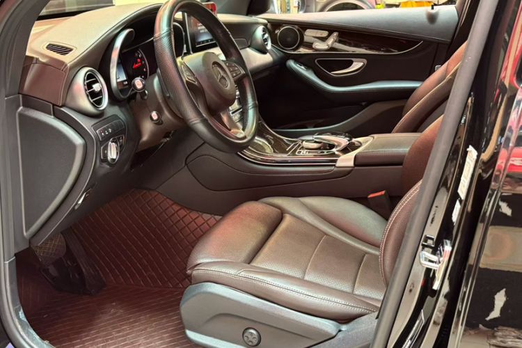 Used Mercedes-Benz GLC 2018 Facelift GLC 260 4MATIC Luxury Edition Interior 2