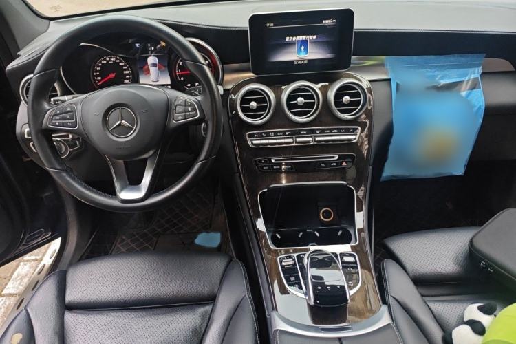 Used Mercedes-Benz GLC 2018 Facelift GLC 260 4MATIC Luxury Edition Interior 2
