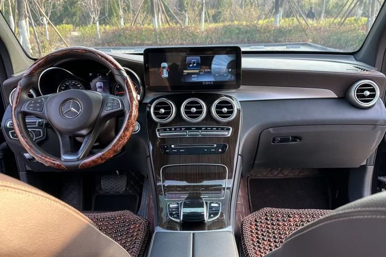 Used Mercedes-Benz GLC 2018 Facelifted GLC 260 4MATIC Dynamic Edition Interior 2