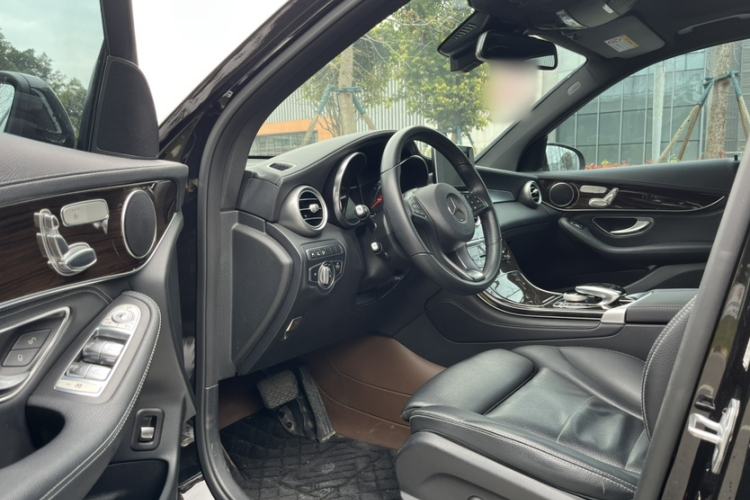Used Mercedes-Benz GLC 2018 Facelift GLC 260 4MATIC Luxury Edition Interior 3