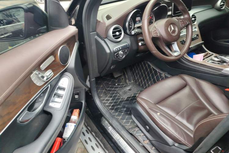 Used Mercedes-Benz GLC 2018 Refreshed GLC 300 4MATIC Dynamic Edition Interior 3