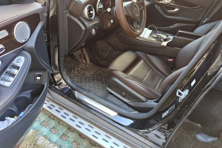 Used Mercedes-Benz GLC 2018 GLC 260 4MATIC Luxury Model Interior 3