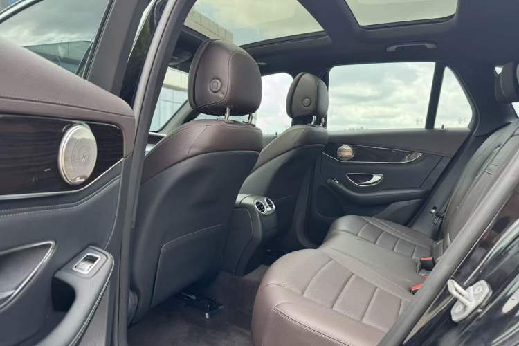 Used Mercedes-Benz GLC 2018 Facelift GLC 260 4MATIC Luxury Edition Interior 3