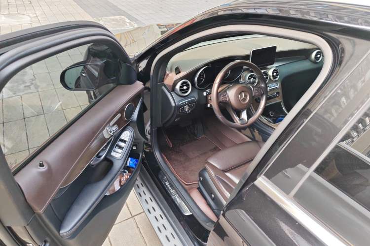 Used Mercedes-Benz GLC 2018 Refreshed GLC 300 4MATIC Dynamic Edition Interior 3