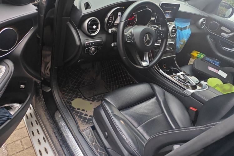 Used Mercedes-Benz GLC 2018 Facelift GLC 260 4MATIC Luxury Edition Interior 3