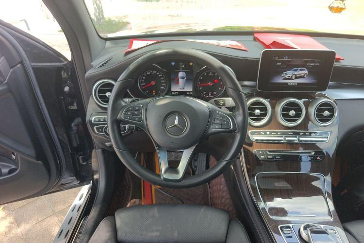 Used Mercedes-Benz GLC 2018 Facelift GLC 260 4MATIC Luxury Edition Interior 4