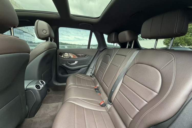 Used Mercedes-Benz GLC 2018 GLC 260 4MATIC Luxury Model Interior 4