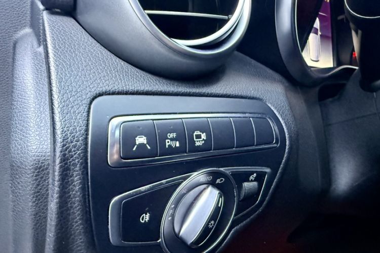 Used Mercedes-Benz GLC 2018 Facelift GLC 260 4MATIC Luxury Edition Interior 4