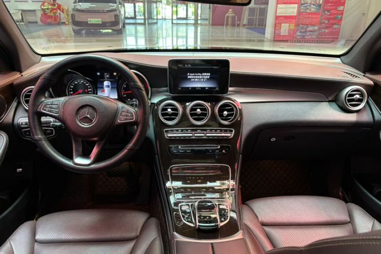 Used Mercedes-Benz GLC 2018 Facelift GLC 260 4MATIC Luxury Edition Interior 4
