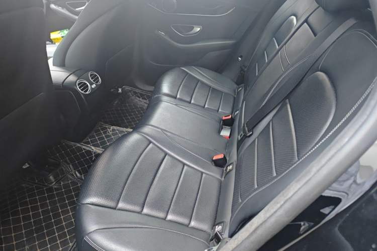 Used Mercedes-Benz GLC 2018 Facelift GLC 260 4MATIC Luxury Edition Interior 4