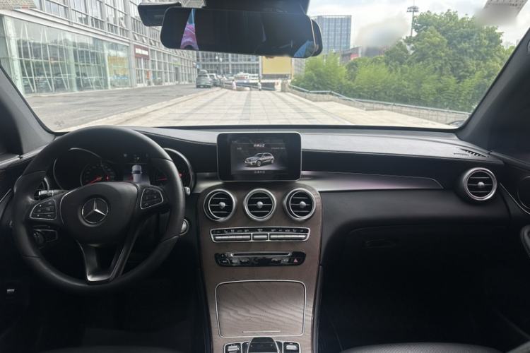 Used Mercedes-Benz GLC 2018 Refreshed GLC 300 4MATIC Dynamic Edition Interior 4