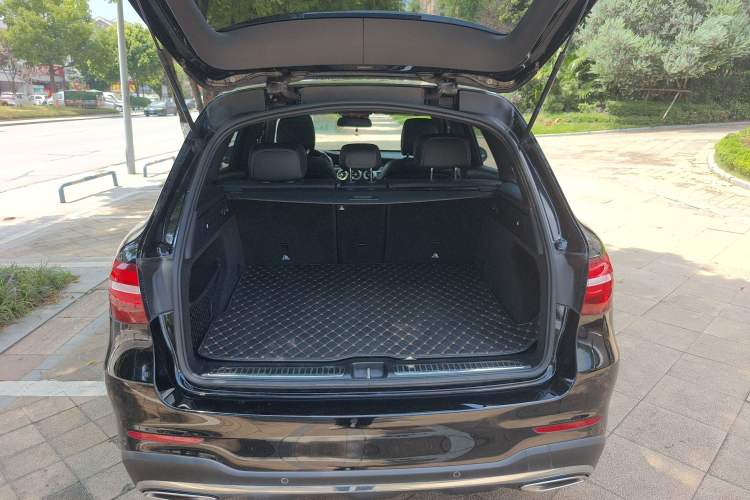 Used Mercedes-Benz GLC 2018 Facelift GLC 260 4MATIC Luxury Edition Interior 9