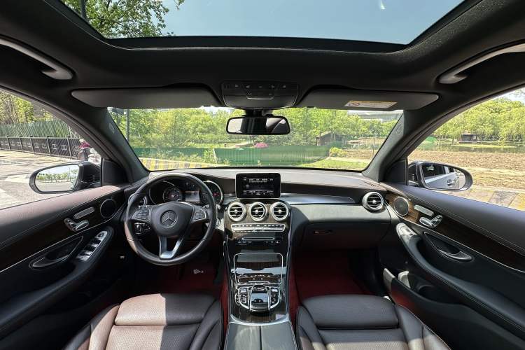 Used Mercedes-Benz GLC 2018 GLC 260 4MATIC Dynamic Edition Interior 9