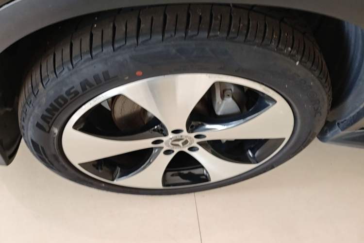 Used Mercedes-Benz GLC 2018 Refreshed GLC 300 4MATIC Dynamic Edition Left Front Wheel Hub