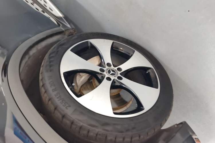 Used Mercedes-Benz GLC 2018 GLC 300 4MATIC Sport Edition Left Front Wheel Hub