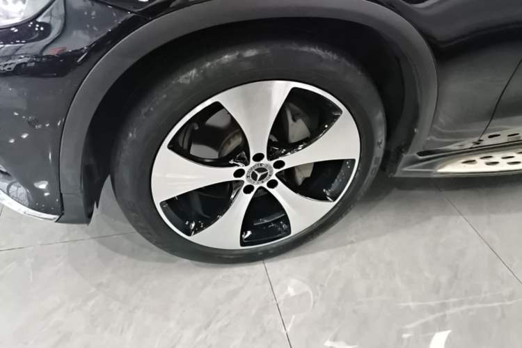 Used Mercedes-Benz GLC 2018 GLC 300 4MATIC Sport Edition Left Front Wheel Hub