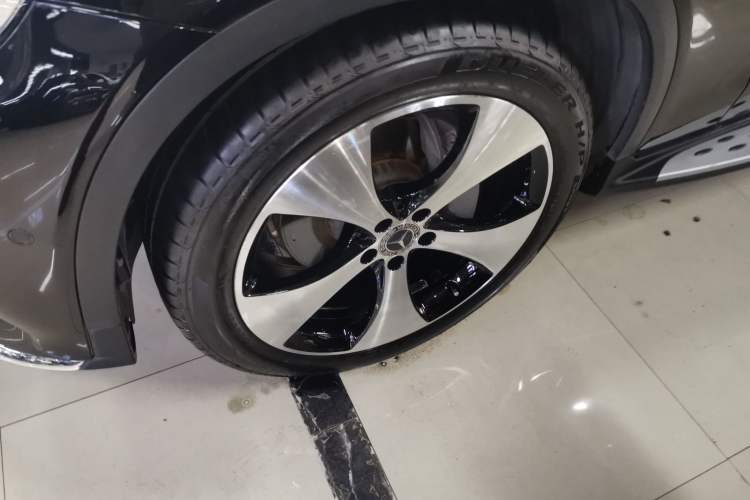 Used Mercedes-Benz GLC 2018 Refreshed GLC 300 4MATIC Dynamic Edition Left Front Wheel Hub
