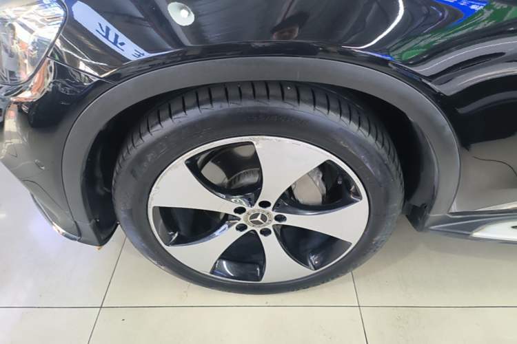 Used Mercedes-Benz GLC 2018 Refreshed GLC 300 4MATIC Dynamic Edition Left Front Wheel Hub