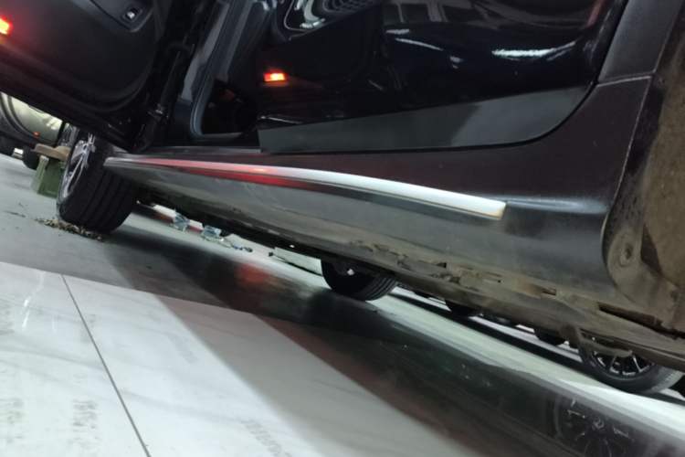 Used Mercedes-Benz GLC 2018 Facelift GLC 260 4MATIC Luxury Edition Left Side Sill