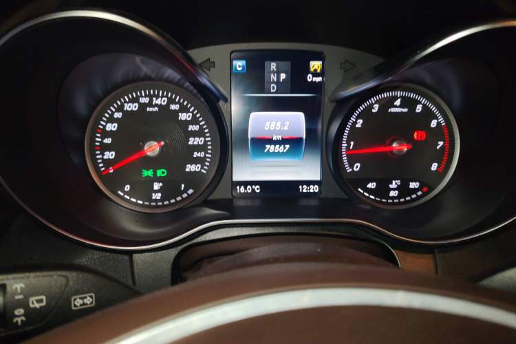 Used Mercedes-Benz GLC 2018 GLC 260 4MATIC Luxury Model Odometer Close Up