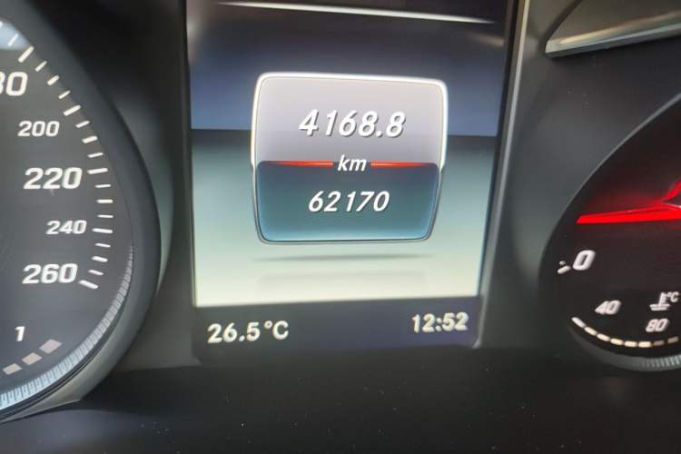 Used Mercedes-Benz GLC 2018 Refreshed GLC 300 4MATIC Dynamic Edition Odometer Close Up