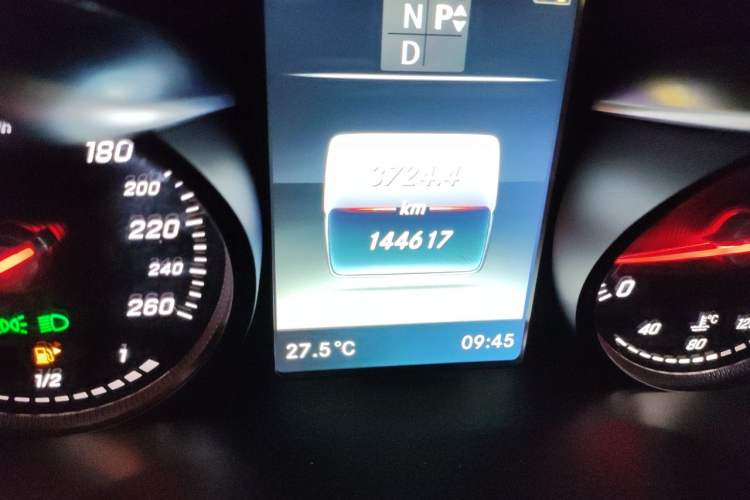 Used Mercedes-Benz GLC 2018 GLC 260 4MATIC Luxury Model Odometer Close Up