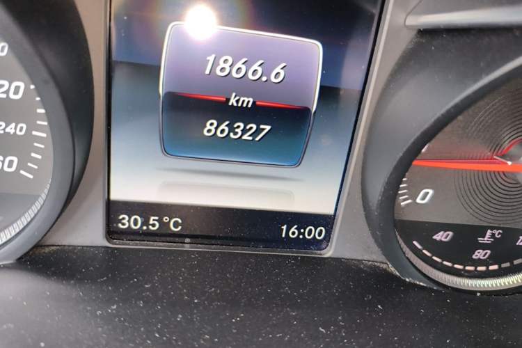 Used Mercedes-Benz GLC 2018 Facelift GLC 260 4MATIC Luxury Edition Odometer Close Up