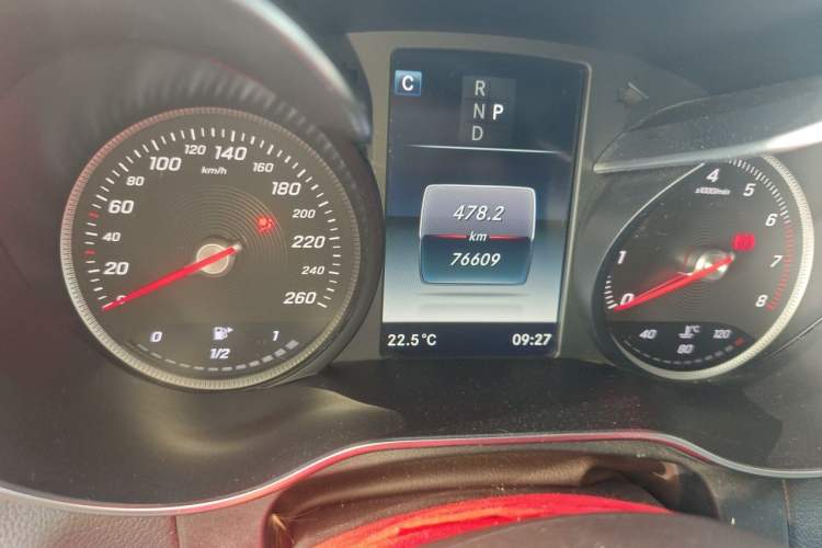 Used Mercedes-Benz GLC 2018 GLC 260 4MATIC Luxury Model Odometer Close Up