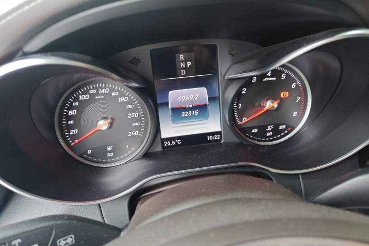 Used Mercedes-Benz GLC 2018 GLC 260 4MATIC Luxury Model Odometer Close Up