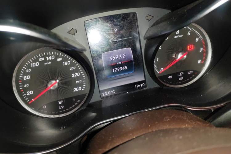 Used Mercedes-Benz GLC 2018 GLC 260 4MATIC Luxury Model Odometer Close Up