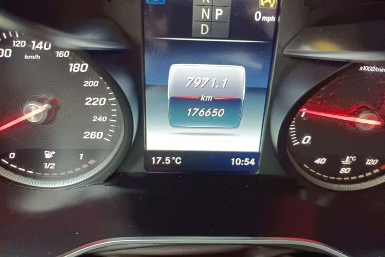 Used Mercedes-Benz GLC 2018 Refreshed GLC 300 4MATIC Dynamic Edition Odometer Close Up