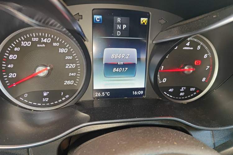 Used Mercedes-Benz GLC 2018 Facelift GLC 260 4MATIC Luxury Edition Odometer Close Up