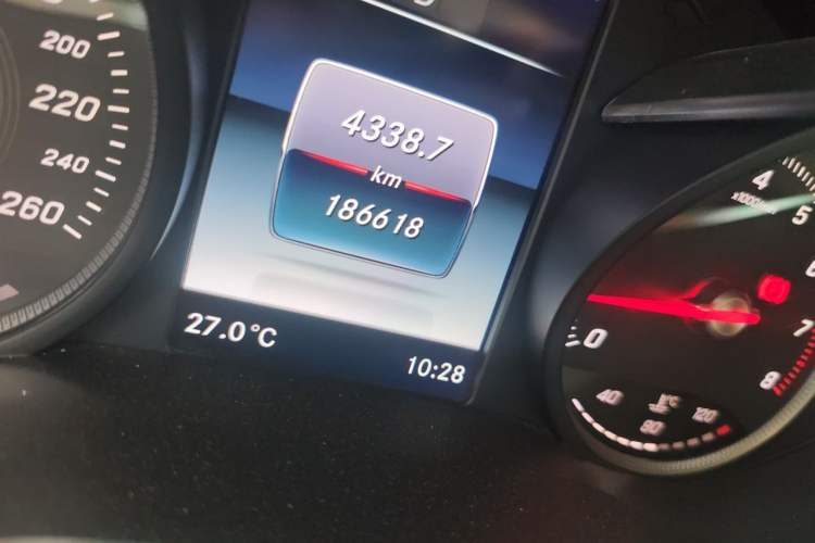 Used Mercedes-Benz GLC 2018 Refreshed GLC 300 4MATIC Dynamic Edition Odometer Close Up
