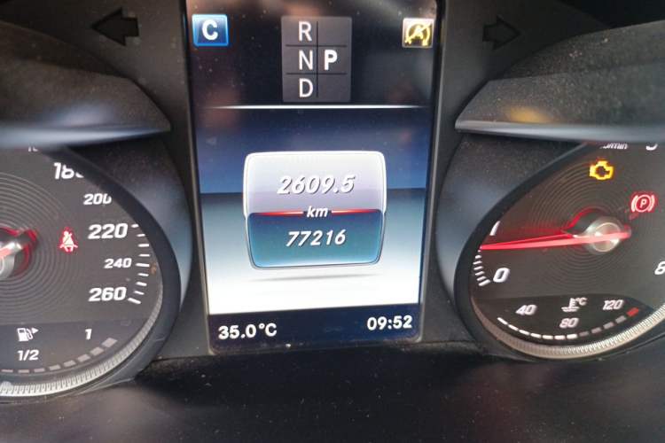 Used Mercedes-Benz GLC 2018 GLC 200 4MATIC Odometer Close Up
