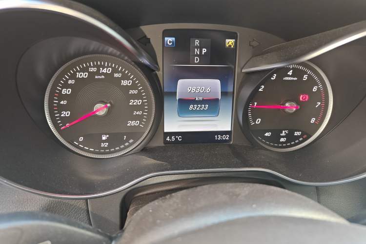 Used Mercedes-Benz GLC 2018 GLC 260 4MATIC Luxury Model Odometer Close Up
