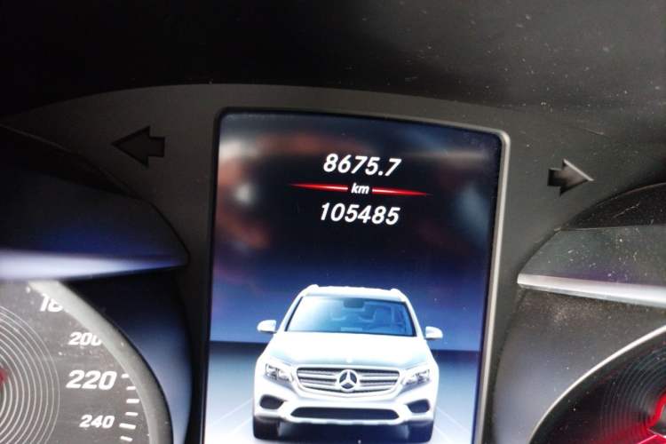 Used Mercedes-Benz GLC 2018 GLC 260 4MATIC Luxury Model Odometer Close Up