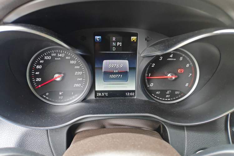 Used Mercedes-Benz GLC 2018 Facelift GLC 260 4MATIC Luxury Edition Odometer Close Up