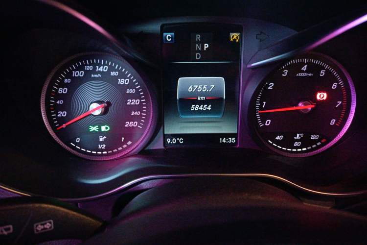Used Mercedes-Benz GLC 2018 GLC 260 4MATIC Luxury Model Odometer Close Up