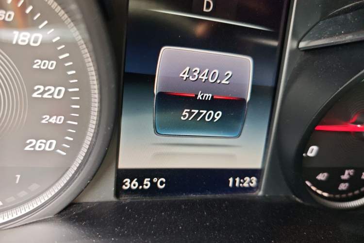 Used Mercedes-Benz GLC 2018 Facelifted GLC 260 4MATIC Dynamic Edition Odometer Close Up