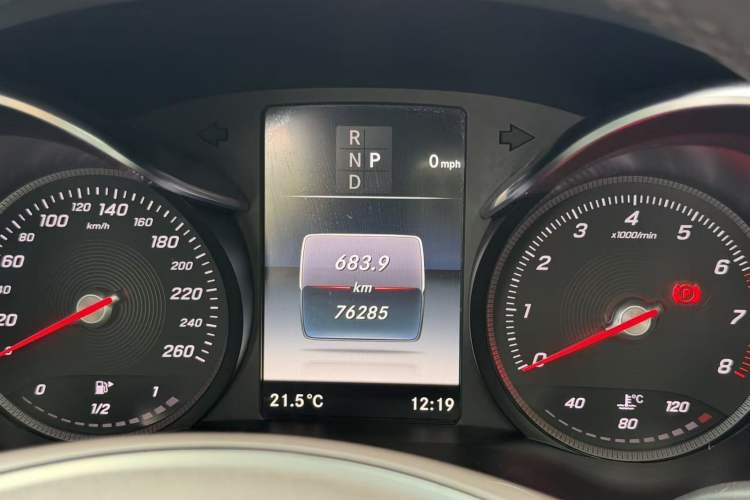 Used Mercedes-Benz GLC 2018 GLC 260 4MATIC Luxury Model Odometer Close Up