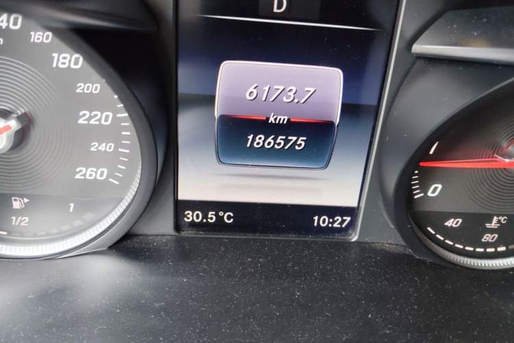 Used Mercedes-Benz GLC 2018 GLC 200 4MATIC Odometer Close Up