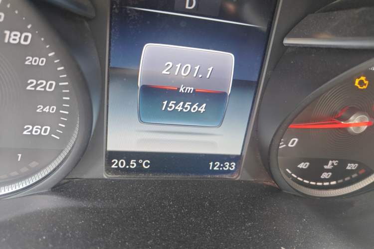 Used Mercedes-Benz GLC 2018 GLC 260 4MATIC Luxury Model Odometer Close Up