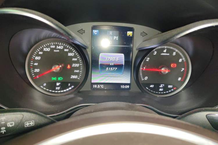 Used Mercedes-Benz GLC 2018 Facelift GLC 260 4MATIC Luxury Edition Odometer Close Up