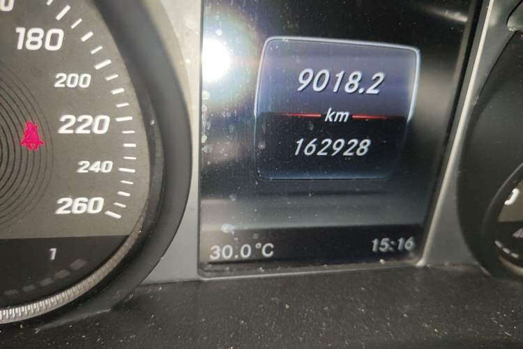 Used Mercedes-Benz GLC 2018 GLC 260 4MATIC Dynamic Edition Odometer Close Up