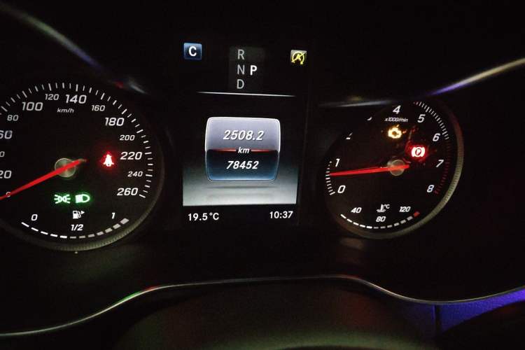 Used Mercedes-Benz GLC 2018 GLC 260 4MATIC Luxury Model Odometer Close Up