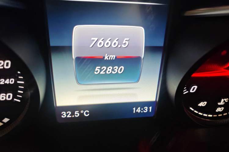 Used Mercedes-Benz GLC 2018 Facelift GLC 260 4MATIC Luxury Edition Odometer Close Up