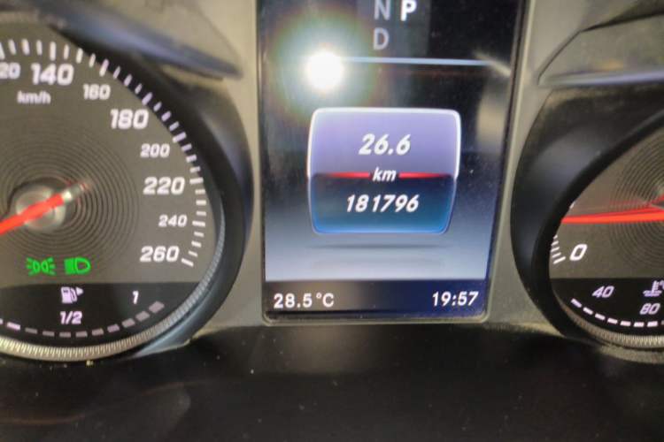 Used Mercedes-Benz GLC 2018 GLC 260 4MATIC Luxury Model Odometer Close Up