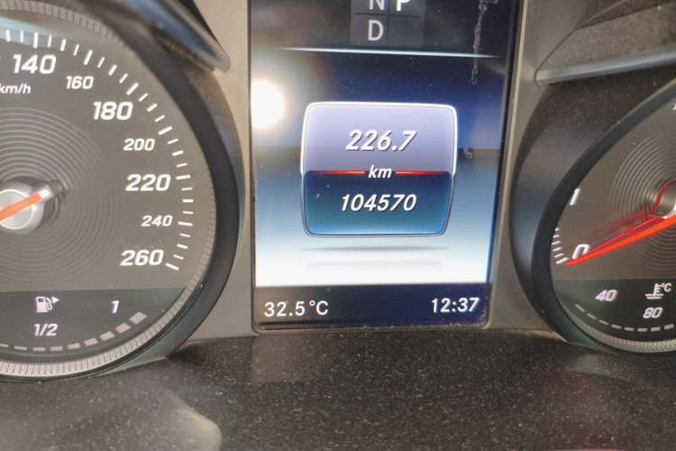 Used Mercedes-Benz GLC 2018 Facelift GLC 260 4MATIC Luxury Edition Odometer Close Up