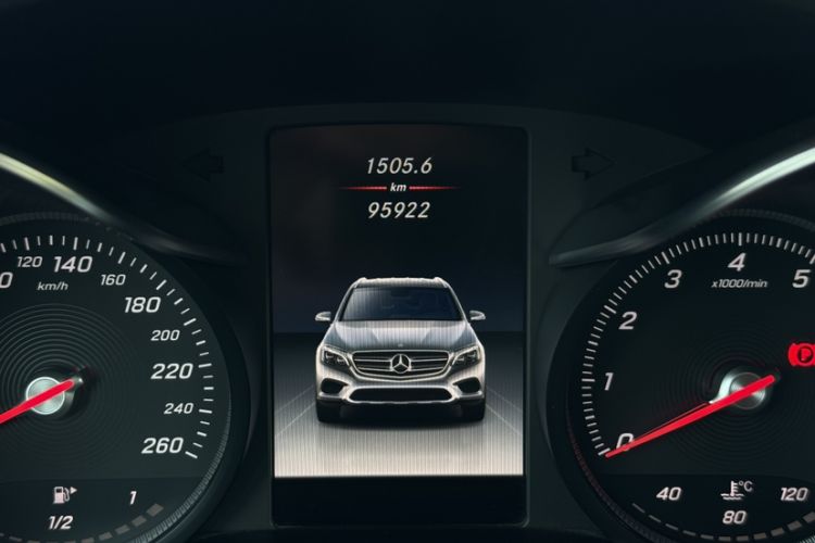 Used Mercedes-Benz GLC 2018 GLC 300 4MATIC Sport Edition Odometer Close Up