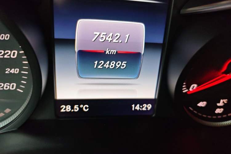Used Mercedes-Benz GLC 2018 Facelift GLC 260 4MATIC Luxury Edition Odometer Close Up
